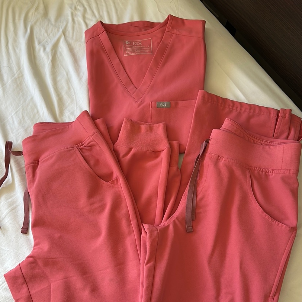 FIGS Coral Scrub Set (SMALL TALL)